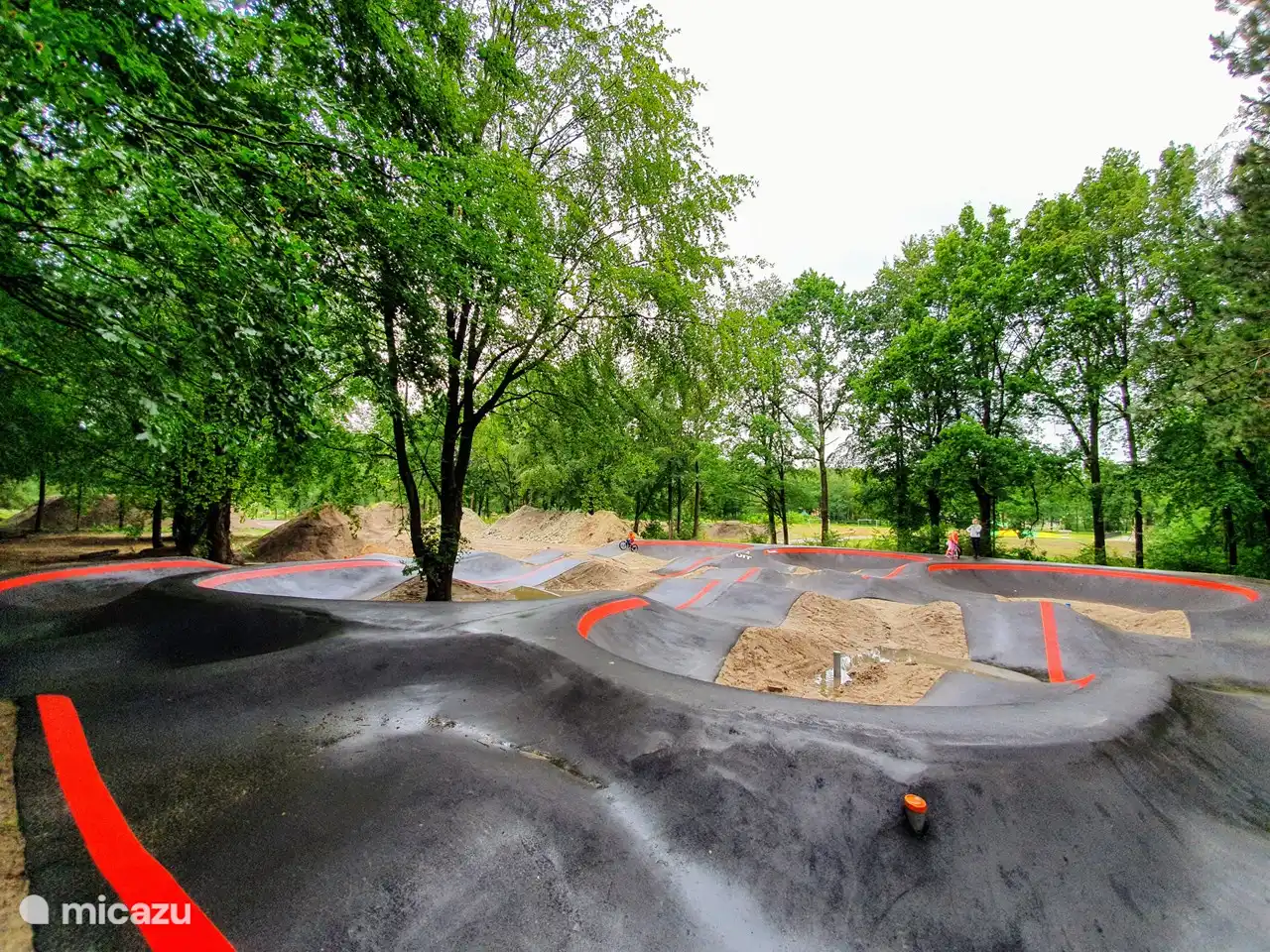 Un pump track est un circuit continu avec des bosses et des virages courbes, qui se succèdent en rythme avec des bosses et des courbes courbes.La piste est adaptée aux vélos de cross (BMX), aux VTT, aux trottinettes freestyle, aux draisiennes, aux patins à roues alignées et aux planches à roulettes. votre propre.Attention :Casque requis - Utilisez à vos risques et périls !