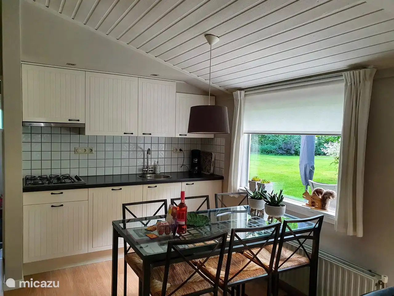 La cuisine. y compris lave-vaisselle/Senseo.
Et il y a beaucoup d'espace de stockage.