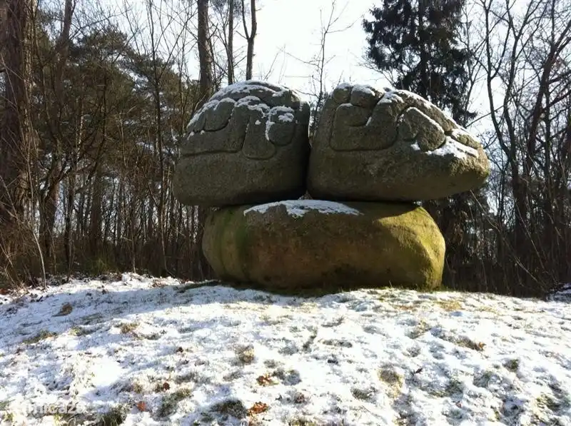 Hunebed près du parc de vacances.