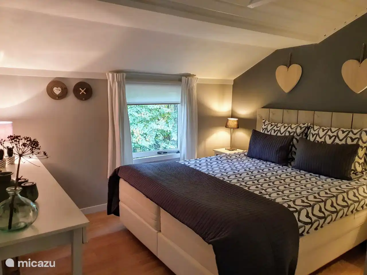 Chambre des maîtres avec sommier. Avec un grand placard et télévision.