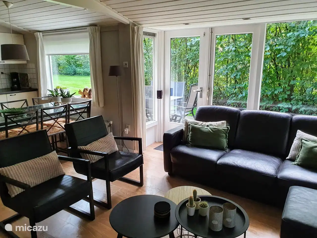 Coin salon confortable avec un bon canapé et des chaises confortables.