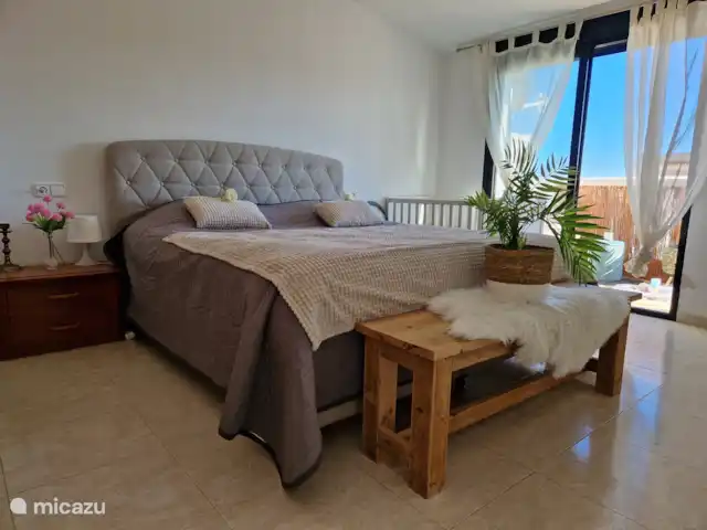 Villa Bella Orange | Espagne, Costa del Azahar, Calig - maison mitoyenne Chambre au deuxième étage avec accès à la salle de bain et walk-in / chambre d'enfant.