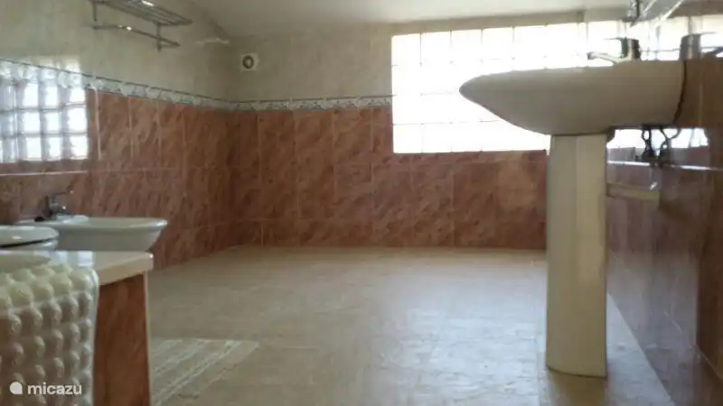 Das geräumige Badezimmer von 15 m2 neben dem Schlafzimmer im zweiten (Dachgeschoss) Stock. 