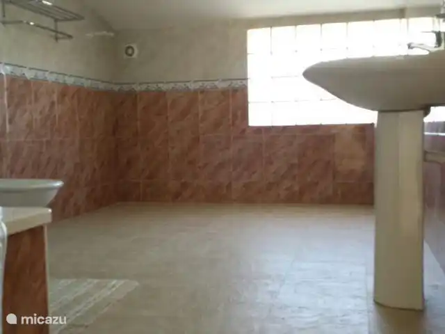 Villa Bella Orange | Espagne, Costa del Azahar, Calig - maison mitoyenne La salle de bain spacieuse de 15 m2 à côté de la chambre au deuxième étage (mansardé).