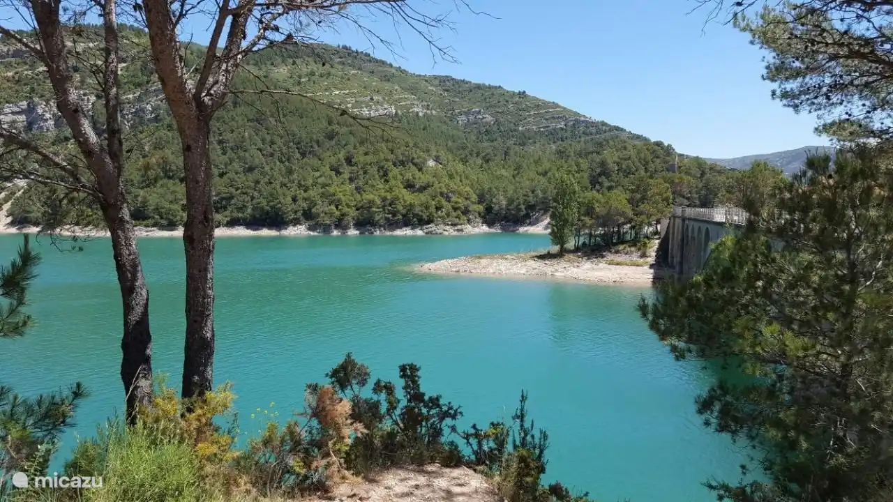 Der Stausee La Senia, der auf jeden Fall einen Besuch wert ist, liegt eine halbe Autostunde von unserem Haus entfernt.