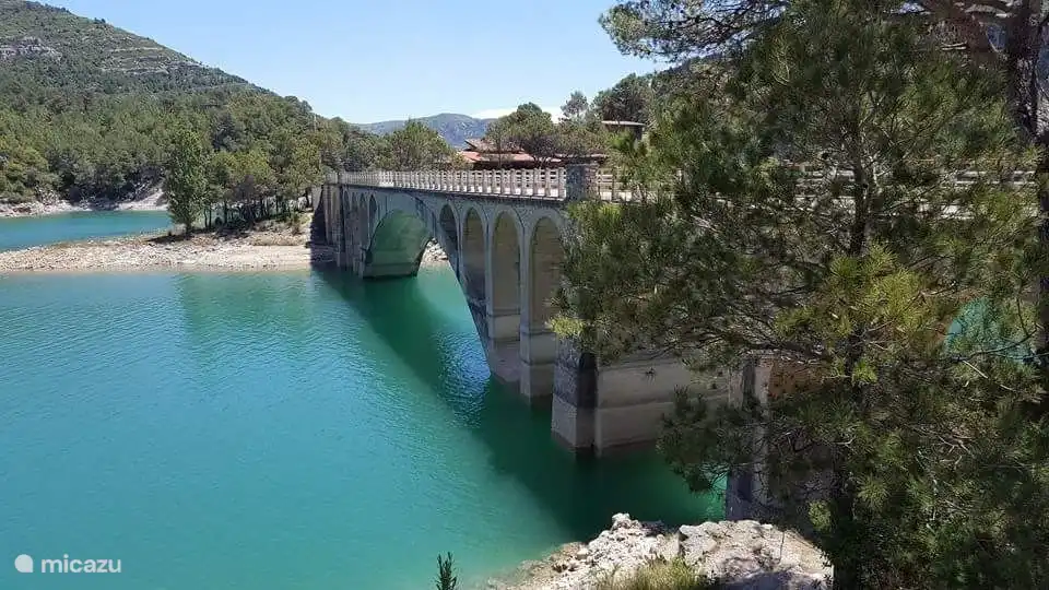 Hier können Sie einen Tagesausflug machen, um diesen wunderschönen La Senia-Stausee zu genießen.