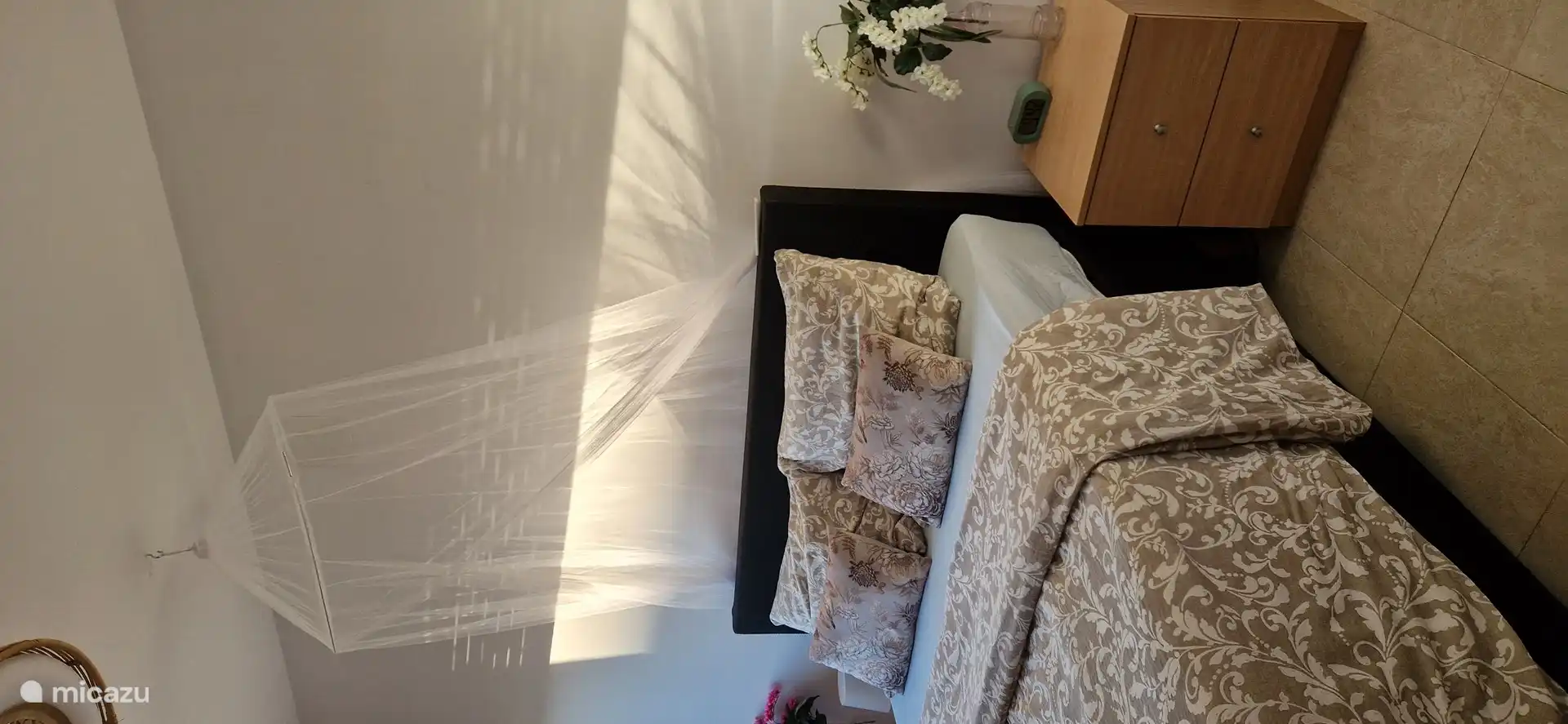 Endlich die neuen Fotos der neuen Betten, alle Schlafzimmer haben jetzt eine Beleuchtung mit Ventilator und Moskitonetzen über dem Bett.
Für noch mehr Komfort