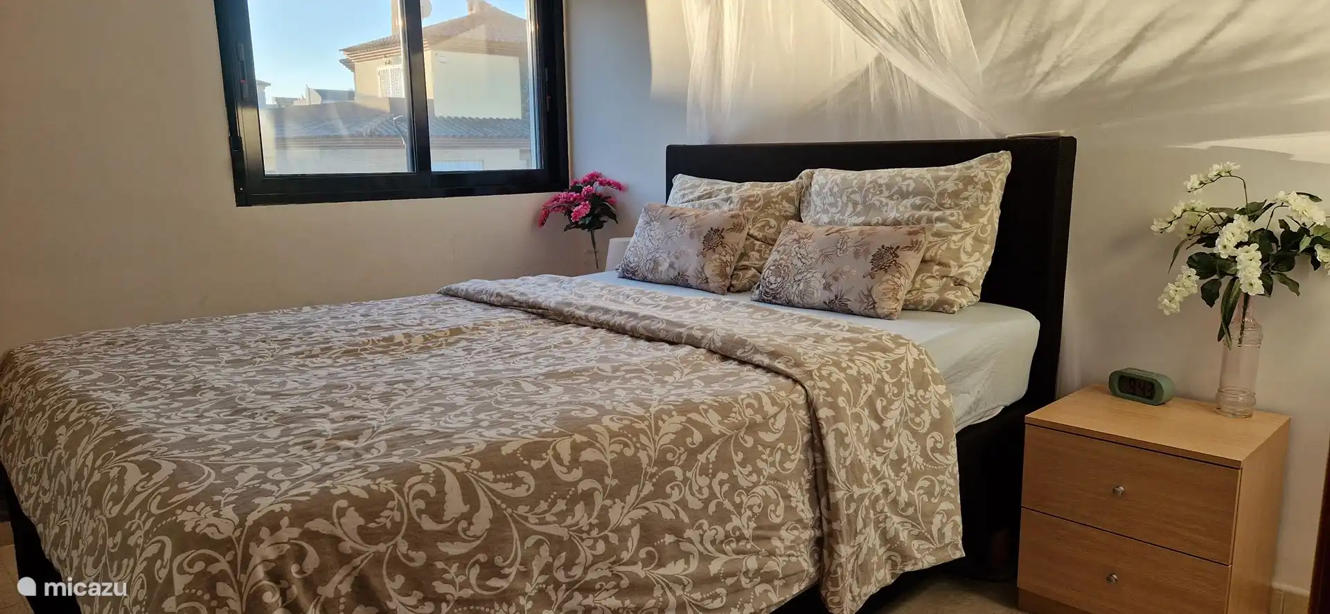 Schlafzimmer drei. Im ersten Stock. Die Betten können getrennt als zwei Einzelbetten oder zusammen als ein Doppelbett genutzt werden. (Inzwischen haben wir alle Betten gegen Betten ausgetauscht) dieses Zimmer hat sogar elektrische Böden. Das sind die neuen Betten!!