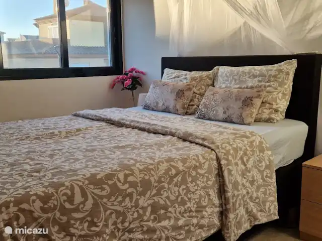 Villa Bella Orange | Espagne, Costa del Azahar, Calig - maison mitoyenne Chambre trois. Au premier étage. Les lits peuvent être utilisés séparément comme deux lits simples ou ensemble comme un lit double. (Entre-temps, nous avons remplacé tous les lits par des lits bosxproging) cette chambre a même des fonds électriques. Ce sont les nouveaux lits !!