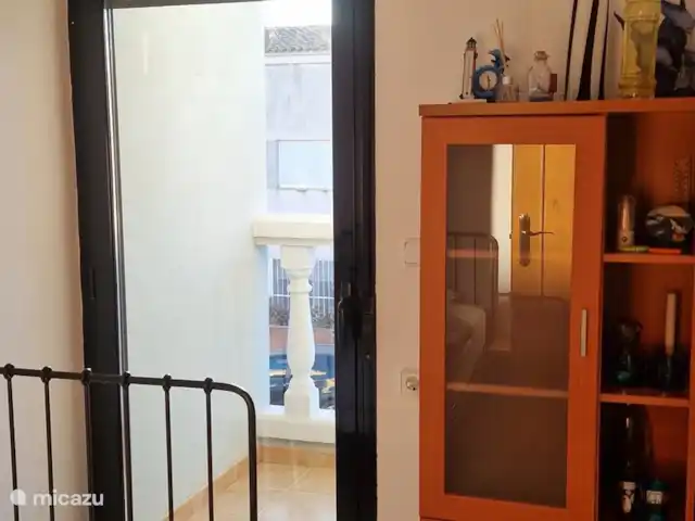 Villa Bella Orange | Espagne, Costa del Azahar, Calig - maison mitoyenne Chambre 2. Lit 1 personne de 90 x 200 avec petit balcon à l’avant de la maison.