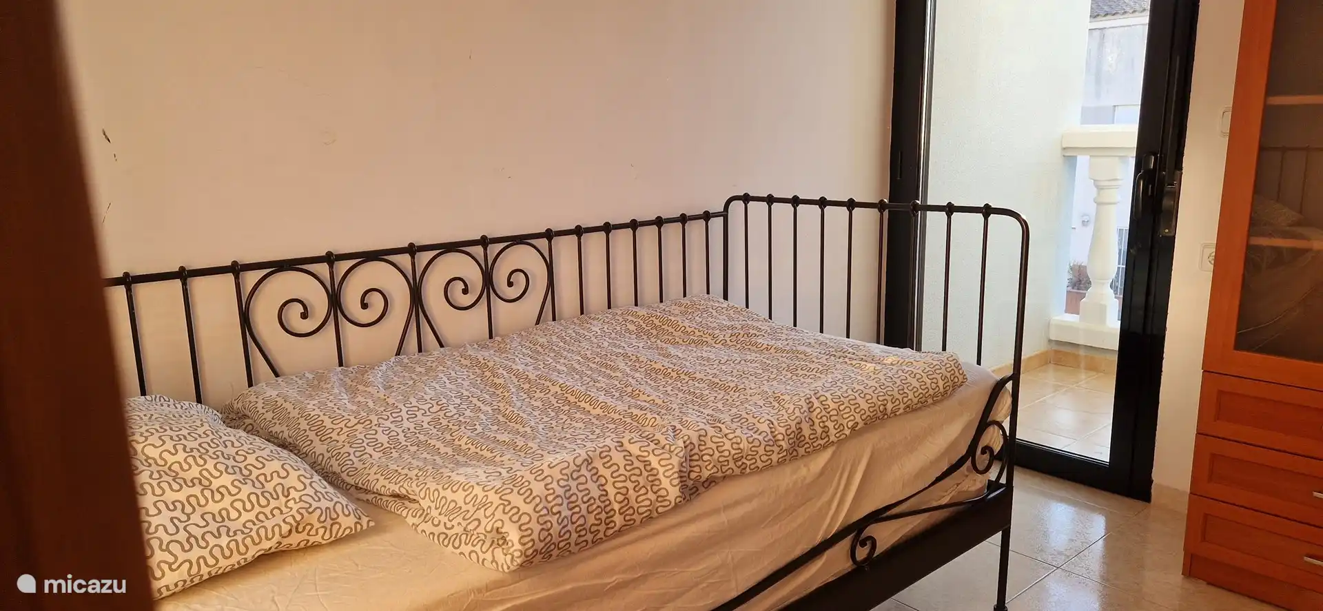 Schlafzimmer 2. 1 Personenbett von 90 x 200 mit kleinem Balkon an der Vorderseite des Hauses.