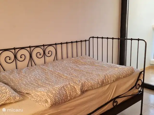 Villa Bella Orange | Espagne, Costa del Azahar, Calig - maison mitoyenne Chambre 2. Lit 1 personne de 90 x 200 avec petit balcon à l’avant de la maison.