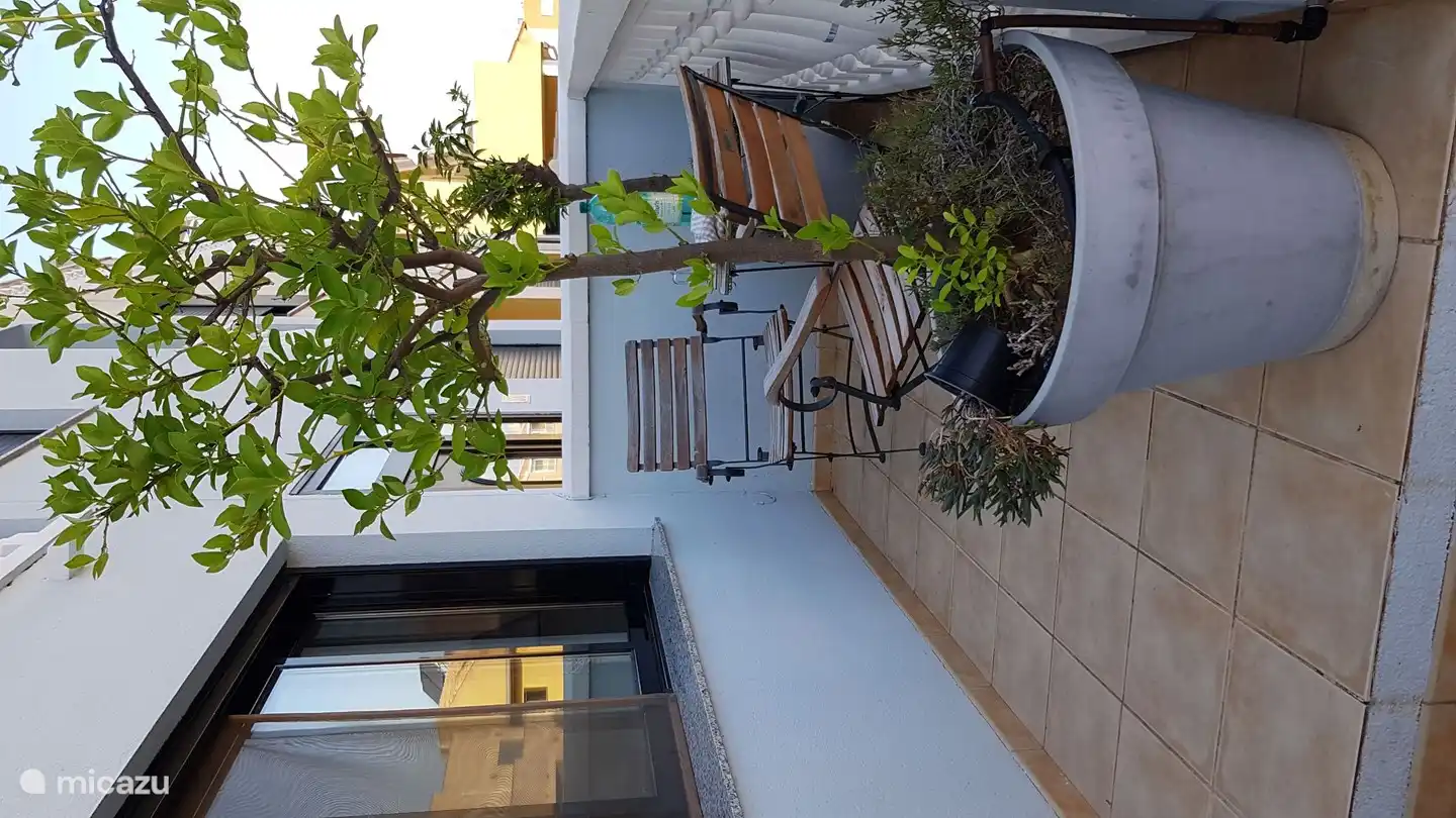 Balkon an der Vorderseite des Hauses, ideal, um die Morgensonne zu genießen.