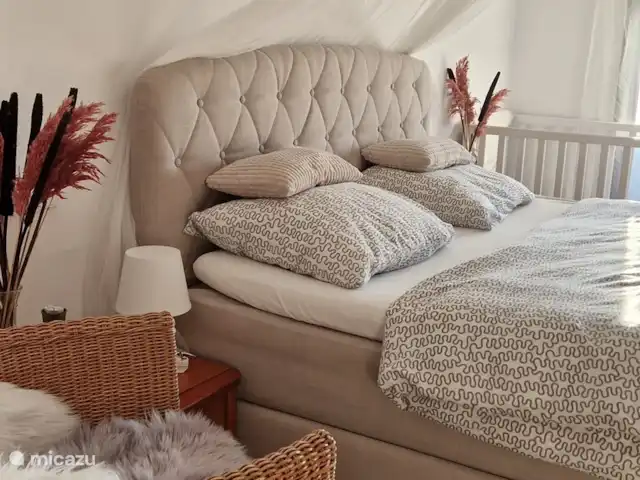 Villa Bella Orange | Espagne, Costa del Azahar, Calig - maison mitoyenne Étage mansardé avec lit double spacieux, TV 180x200, balcon spacieux avec sièges et climatisation.