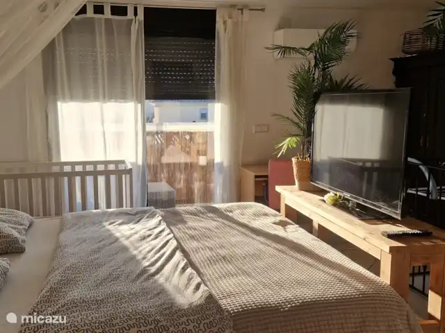 Villa Bella Orange | Espagne, Costa del Azahar, Calig - maison mitoyenne Étage mansardé avec lit double spacieux, TV 180x200, balcon spacieux avec sièges et climatisation.