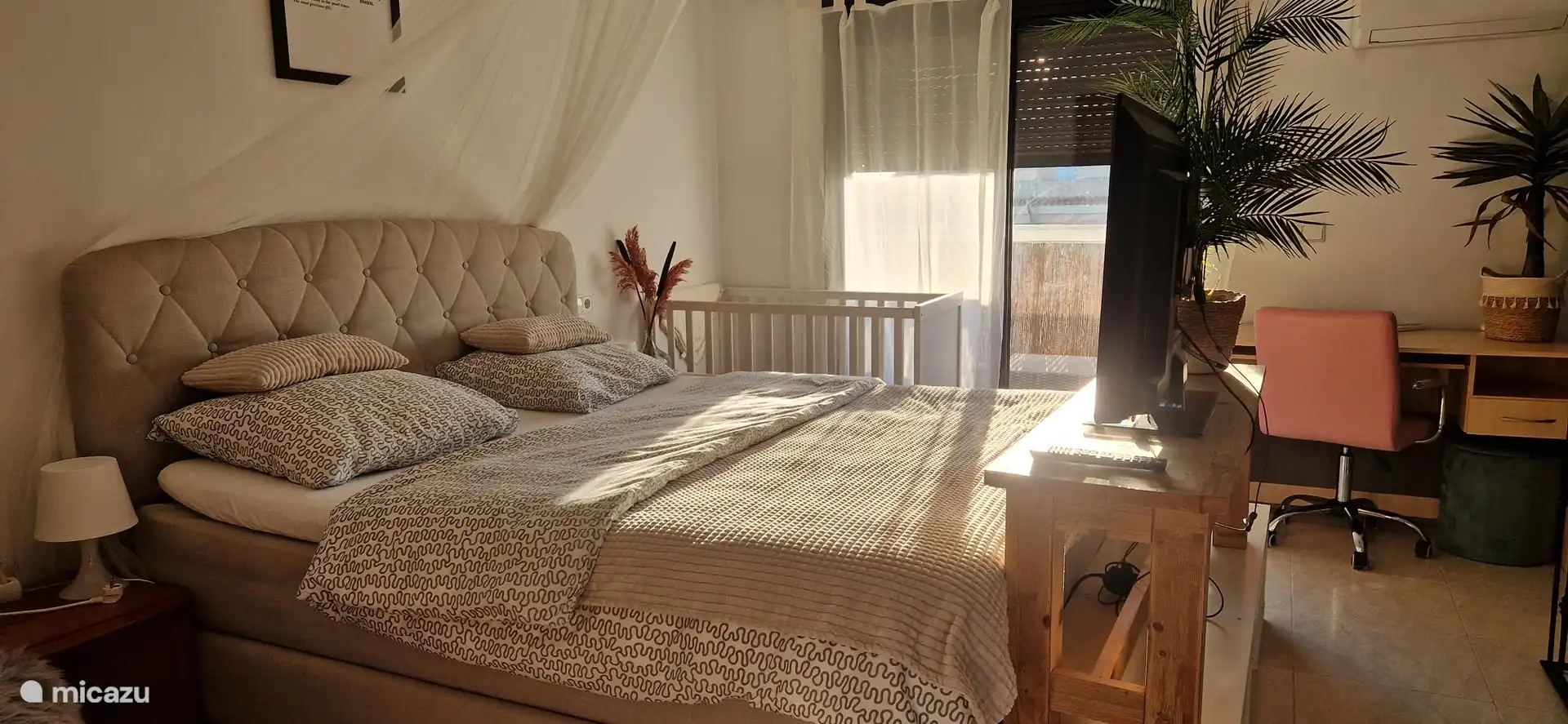 Dachgeschoss mit geräumigem Doppelbett, 180x200 TV, großzügigem Balkon mit Sitzgelegenheit und Klimaanlage.