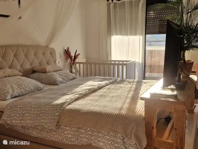 Villa Bella Orange | Espagne, Costa del Azahar, Calig - maison mitoyenne Étage mansardé avec lit double spacieux, TV 180x200, balcon spacieux avec sièges et climatisation.