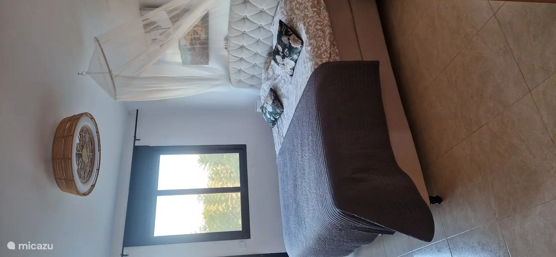 Schlafzimmer eins. Dieses Schlafzimmer verfügt über ausreichend Stauraum und ist nun mit einem neuen Boxspringbett von 180x 200 ausgestattet. Und Balkon mit toller Aussicht. Hier fächern die neuen Betten die Beleuchtung und ein Moskitonetz über dem Bett auf. Dieses Schlafzimmer verfügt über ein eigenes Bad 2024 erneuert.