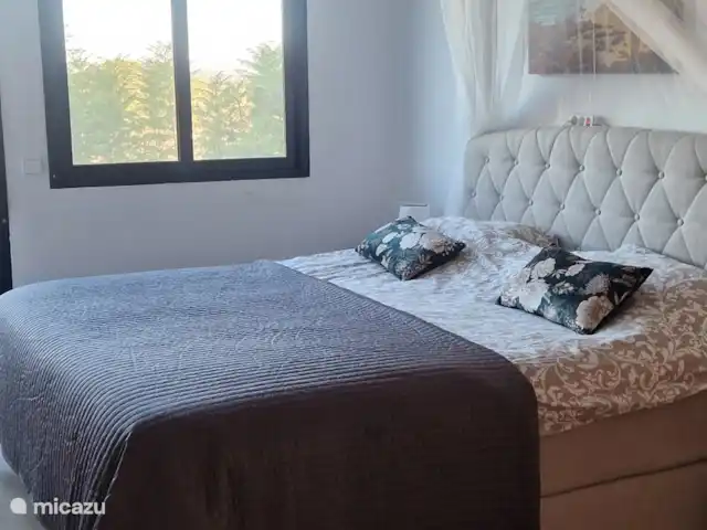 Villa Bella Orange | Espagne, Costa del Azahar, Calig - maison mitoyenne Première chambre. Cette chambre dispose de suffisamment d’espace de rangement et est désormais équipée d’un nouveau sommier tapissier de 180x 200. Et balcon avec de superbes vues. Ici, les nouveaux lits s’éventent dans l’éclairage et une moustiquaire au-dessus du lit. Cette chambre dispose d’une salle de bain attenante 2024 renouvelée.