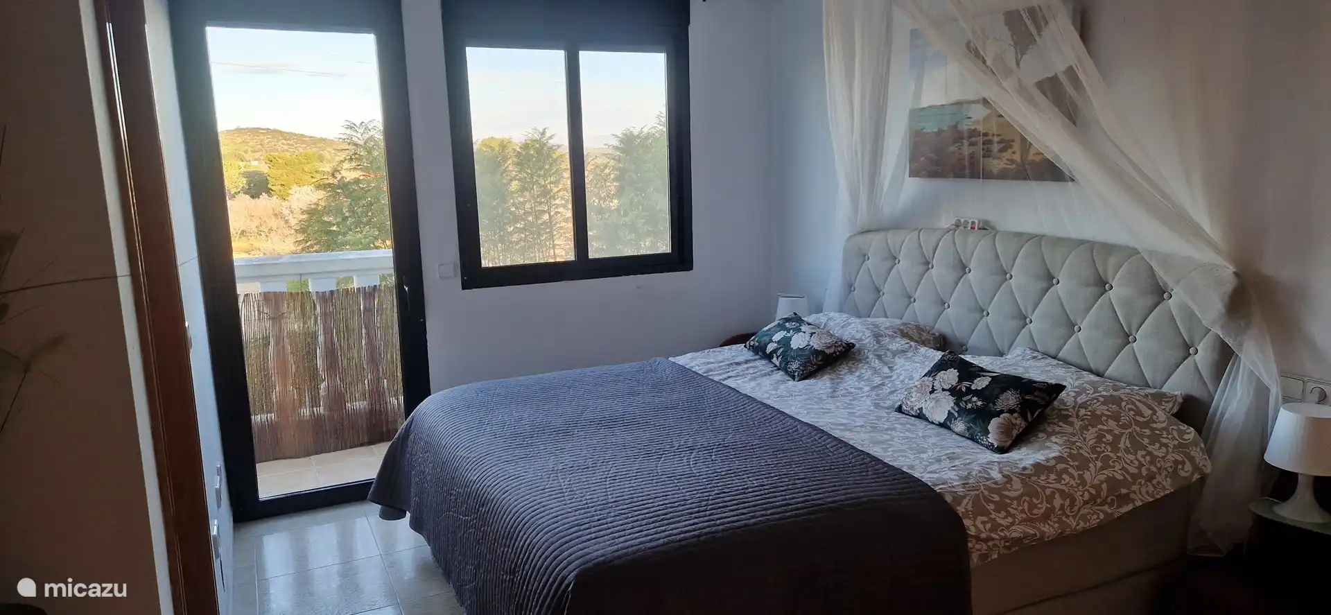 Schlafzimmer eins. Dieses Schlafzimmer verfügt über ausreichend Stauraum und ist nun mit einem neuen Boxspringbett von 180x 200 ausgestattet. Und Balkon mit toller Aussicht. Hier fächern die neuen Betten die Beleuchtung und ein Moskitonetz über dem Bett ein