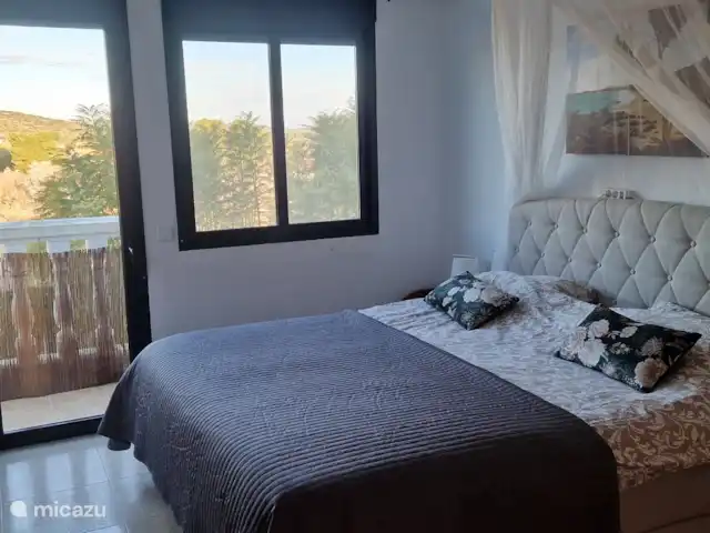 Villa Bella Orange | Espagne, Costa del Azahar, Calig - maison mitoyenne Première chambre. Cette chambre dispose de suffisamment d’espace de rangement et est désormais équipée d’un nouveau sommier tapissier de 180x 200. Et balcon avec de superbes vues. Ici, les nouveaux lits se déploient dans l’éclairage et une moustiquaire au-dessus du lit