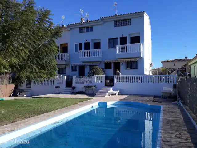 Villa Bella Orange | Espagne, Costa del Azahar, Calig - maison mitoyenne Vue arrière du jardin commun avec piscine et aire de jeux/soleil.