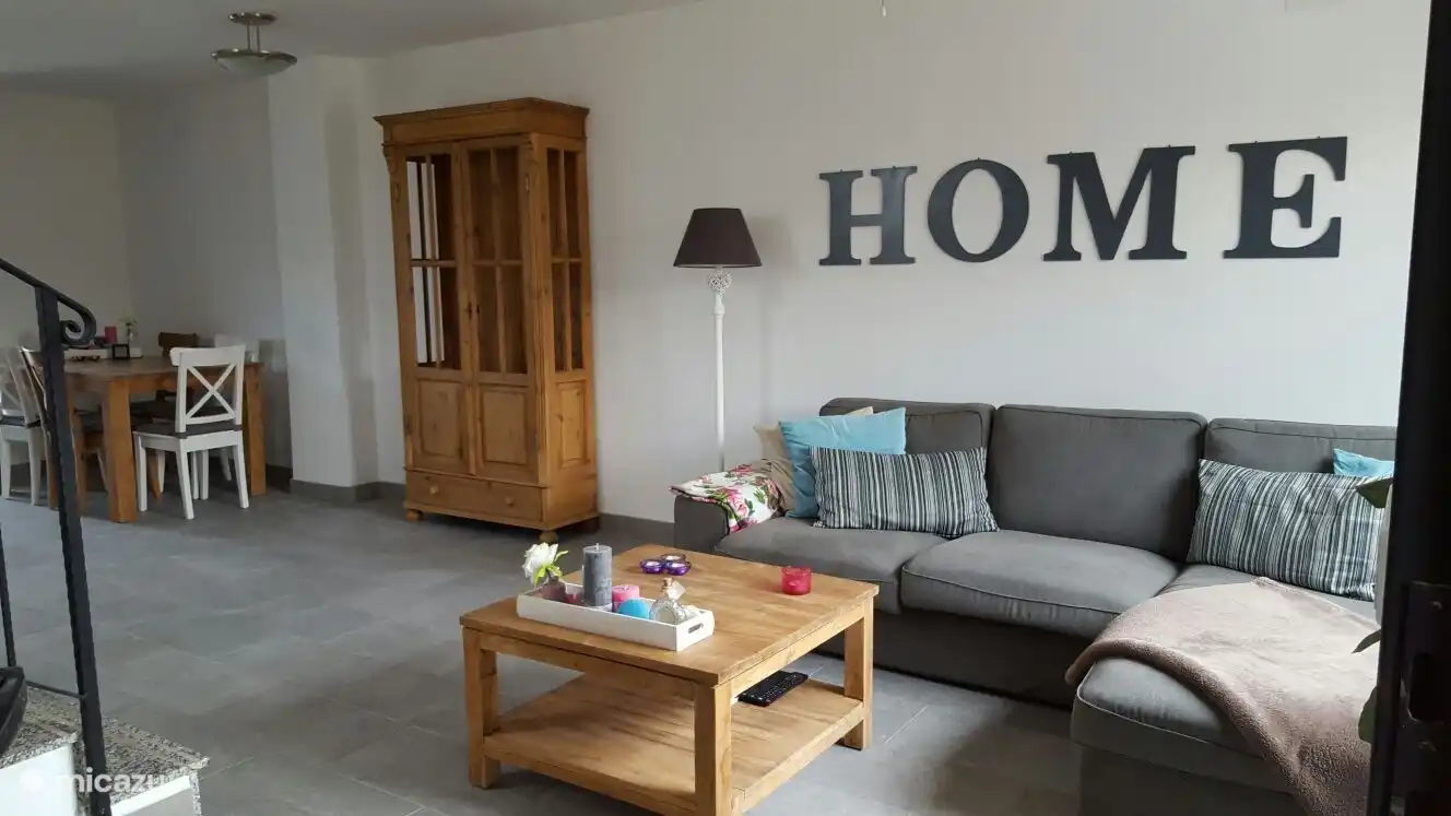 Wohnzimmer mit Sofa und Chaiselongue zum Fernsehen, Netflix oder etwas anderem.