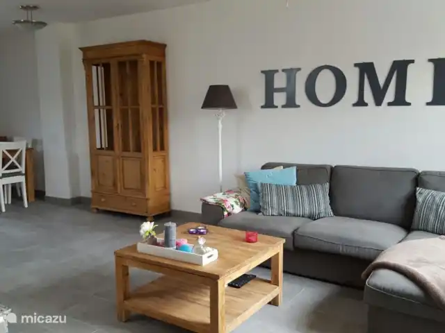 Villa Bella Orange | Espagne, Costa del Azahar, Calig - maison mitoyenne Salon avec canapé et chaise longue pour regarder la télévision, Netflix ou autre chose.