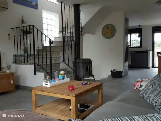 Villa Bella Orange | Espagne, Costa del Azahar, Calig - maison mitoyenne Salon avec escalier vers le haut, depuis le canapé, vous pouvez regarder derrière les montagnes. Même avec les journées froides, nous avons un poêle à bois pour chauffer toute la maison.