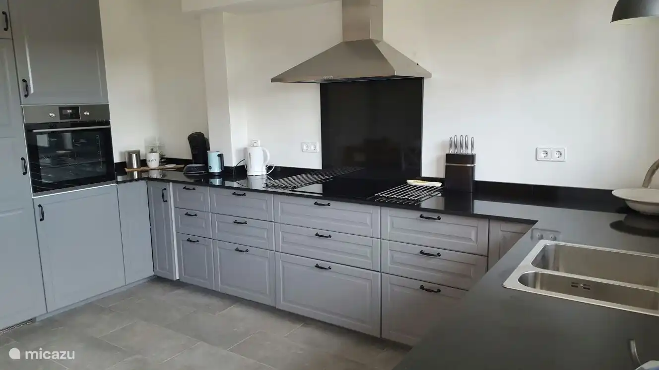 Die neue offene Küche, in der Sie alles zur Verfügung haben, um alle Gerichte zuzubereiten: Ausgestattet mit Backofen, Geschirrspüler, Ceranfeld, Senseo, Milchaufschäumer usw. Sie können das Wasser auch aus dem Wasserhahn im ganzen Haus durch eine Reinigung trinken System, das wir angeschlossen haben.