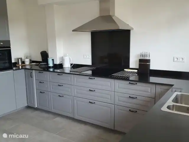 Villa Bella Orange | Espagne, Costa del Azahar, Calig - maison mitoyenne La nouvelle cuisine ouverte, où vous avez tout à votre disposition pour préparer tous les plats.Equipée de four, lave-vaisselle, plaque vitrocéramique, Senseo, mousseur à lait, etc.Vous pouvez également boire l'eau du robinet dans toute la maison grâce à un système de purification. système que nous avons connecté.