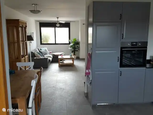 Villa Bella Orange | Espagne, Costa del Azahar, Calig - maison mitoyenne Vue de la cuisine sur le séjour. avec table à manger pour 7 personnes et toilettes attenantes.