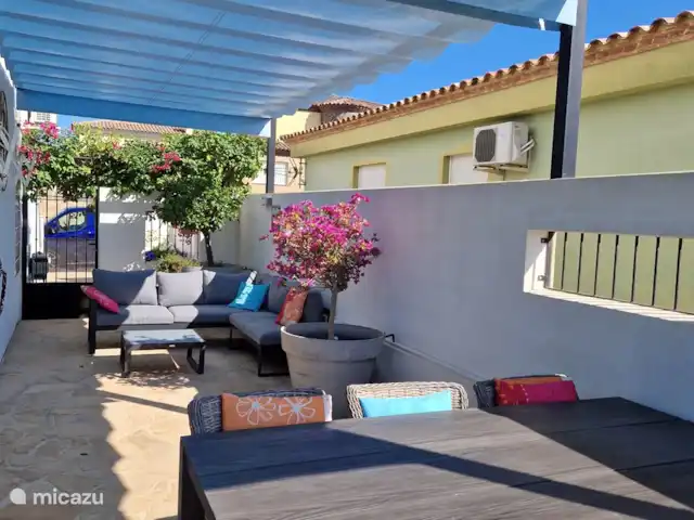 Villa Bella Orange | Espagne, Costa del Azahar, Calig - maison mitoyenne Notre jardin rénové avec nouveau mur et porte de portail, entièrement verrouillable. Et maintenant équipé de cette grande pergola qui vous donne de l'ombre là où vous en avez besoin.