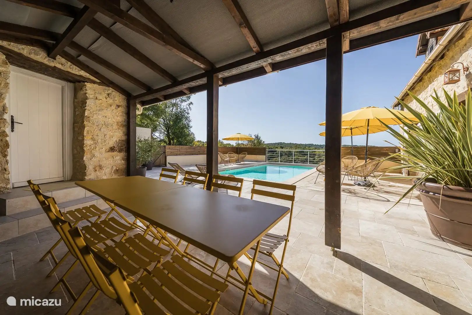 Genieten op het terras in de schaduw