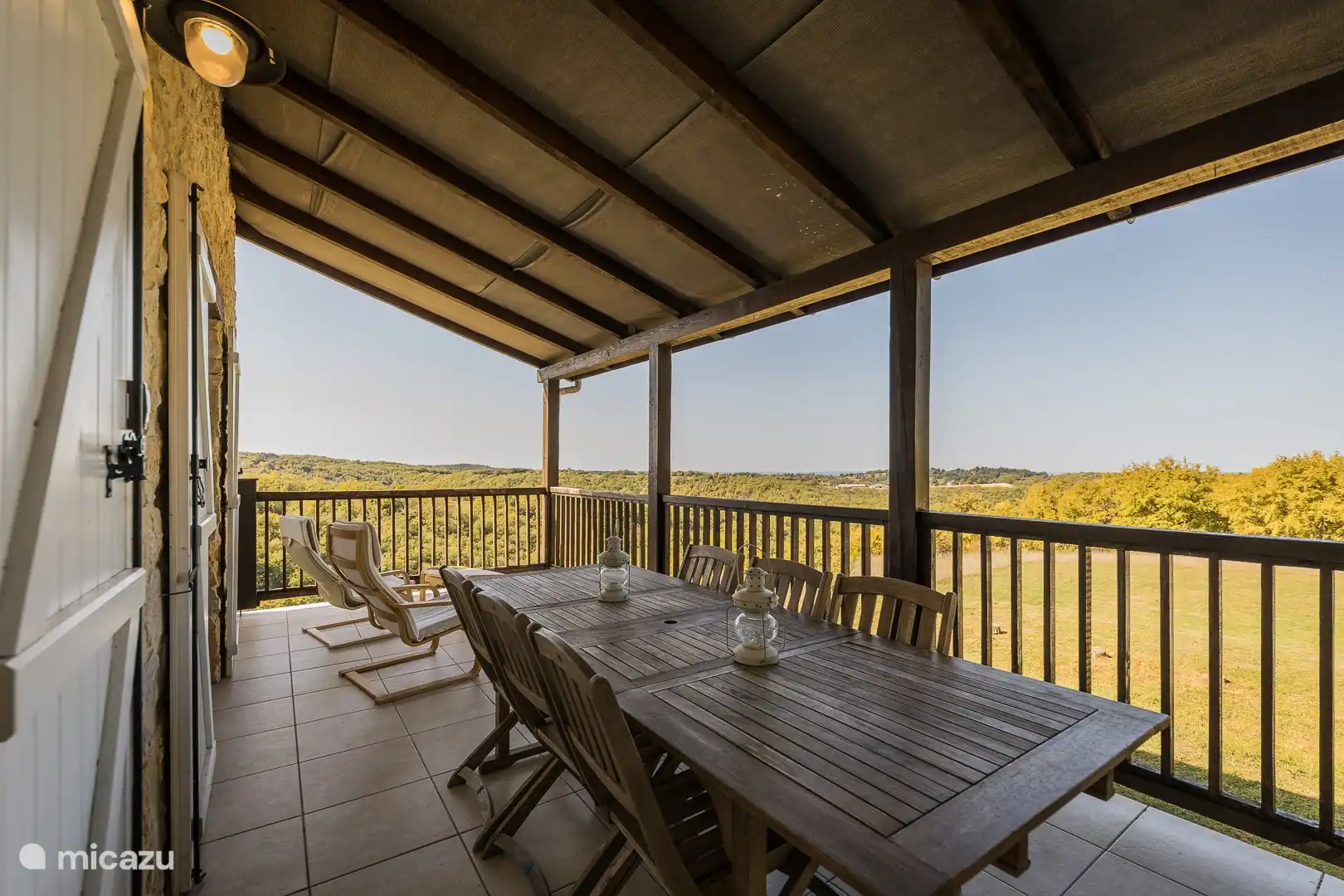 De veranda met uitzicht over het dal