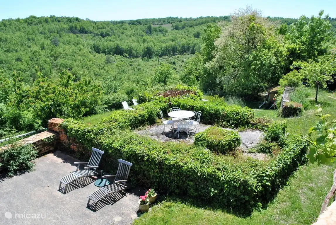 Ein Garten mit vielen Sitzgelegenheiten