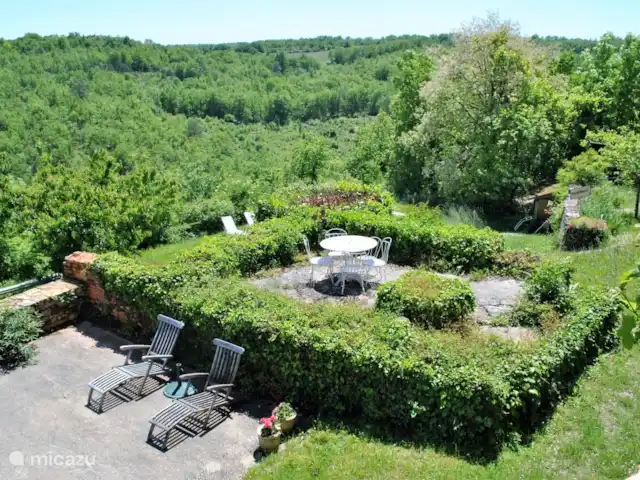 Pomette | France, Dordogne, Stupide - maison de vacances Un jardin avec de nombreux coins salons