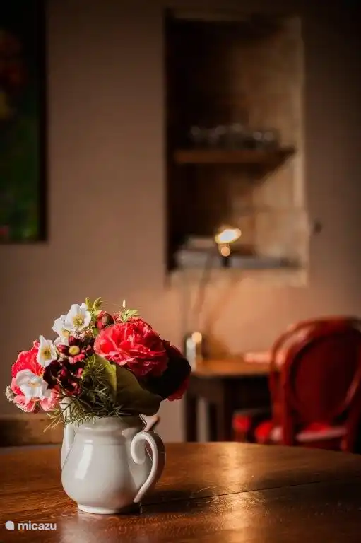 Der Tisch mit Blumen