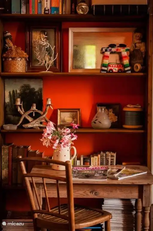 Ein Schreibtisch und ein Bücherregal