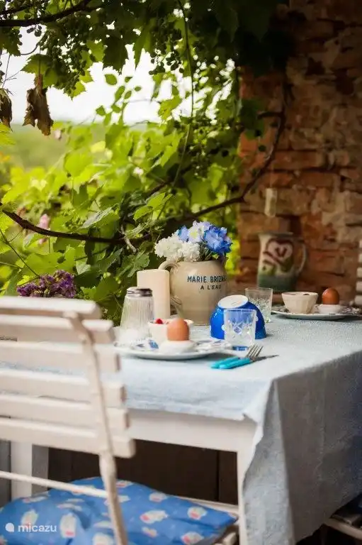 Ein gemütlich gedeckter Tisch draußen