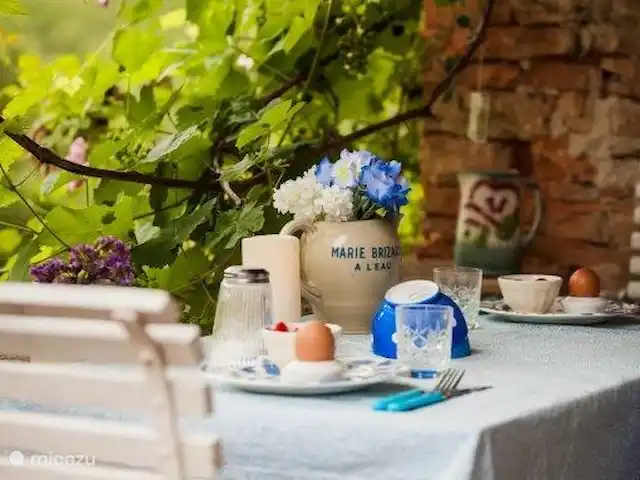 Pomette | France, Dordogne, Stupide - maison de vacances Une table cosy à l'extérieur