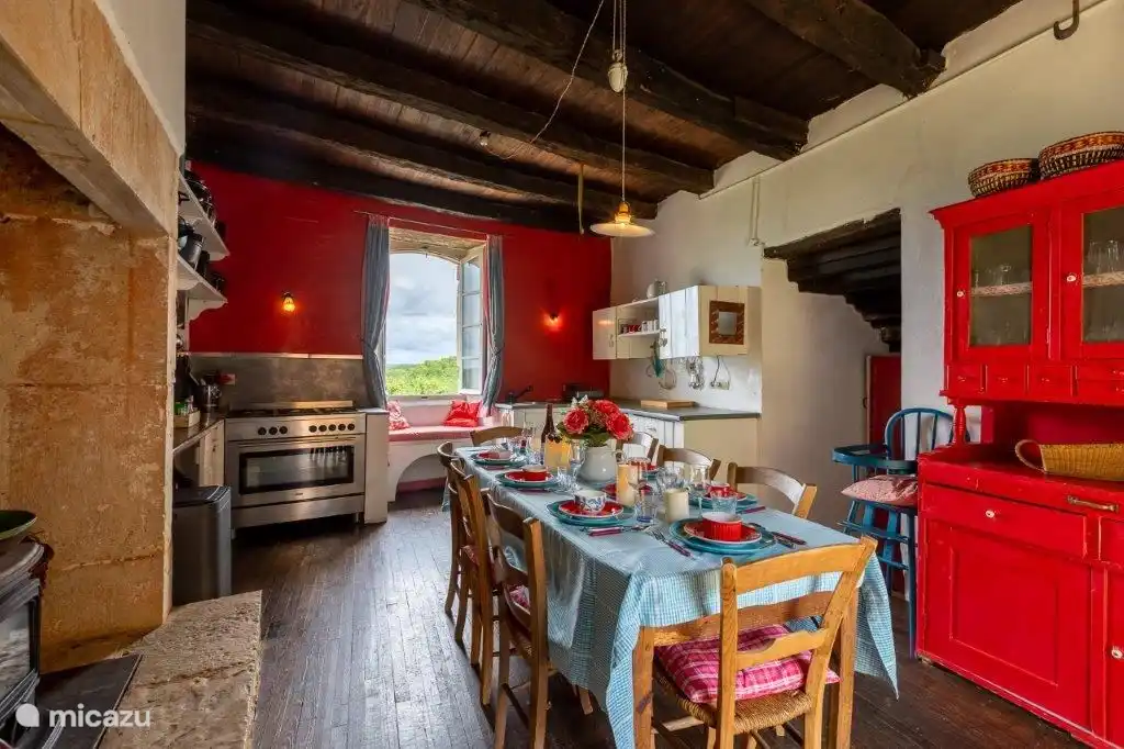 Ein großer Esstisch in der Küche