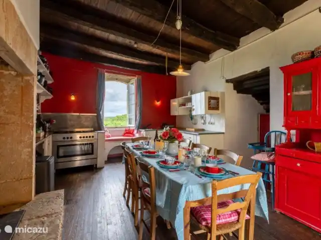 Pomette | France, Dordogne, Stupide - maison de vacances Une grande table à manger dans la cuisine