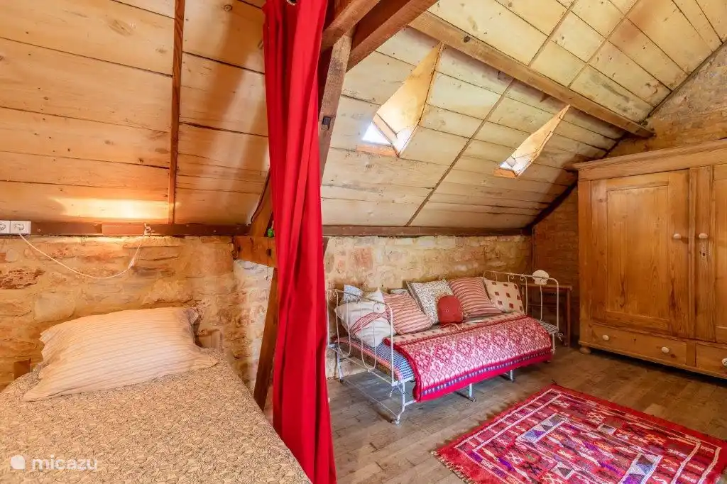 Ein Schlafzimmer mit Sitzecke