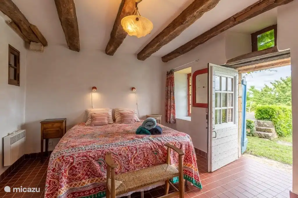 Ein Schlafzimmer mit Terrassentüren zur Terrasse