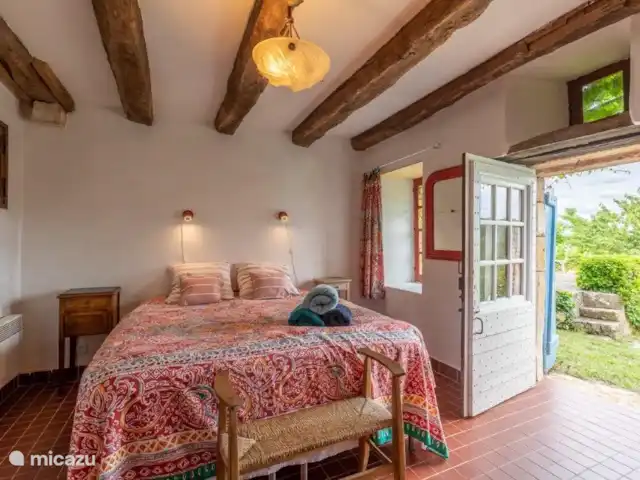 Pomette | France, Dordogne, Stupide - maison de vacances Une chambre avec portes-fenêtres donnant sur la terrasse