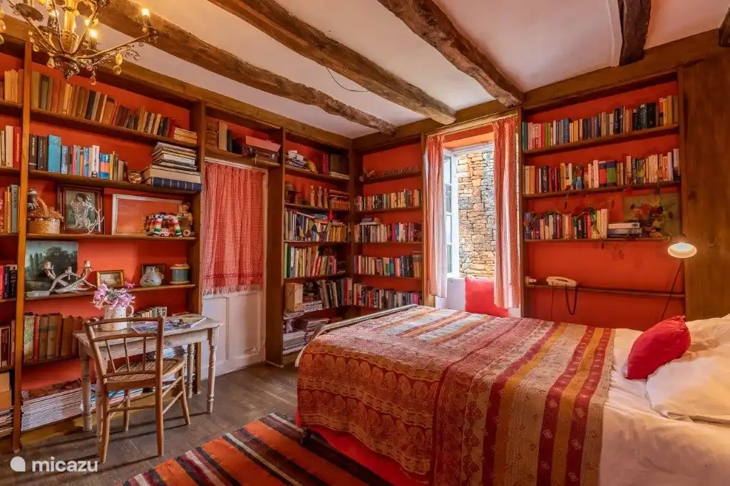 Das Schlafzimmer und Bücherregal
