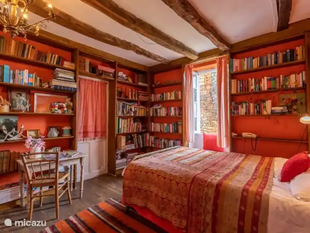 Pomette | France, Dordogne, Stupide - maison de vacances La chambre et la bibliothèque