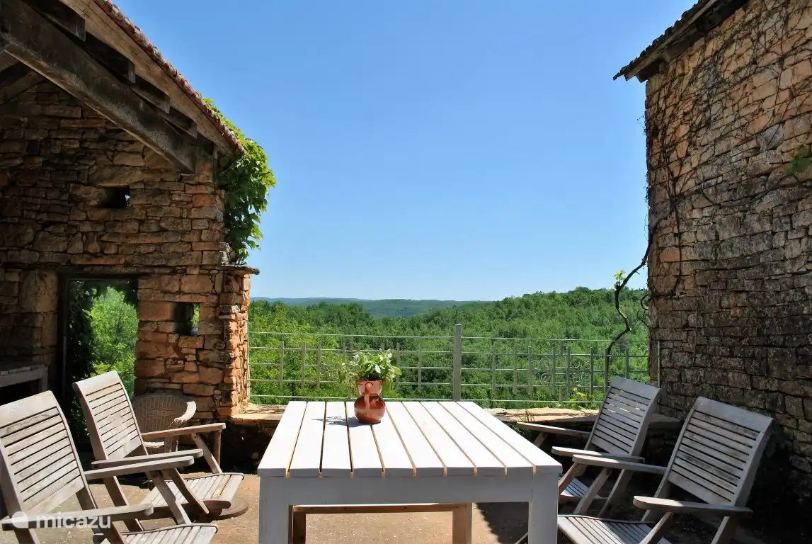 Die Terrasse mit schöner Aussicht