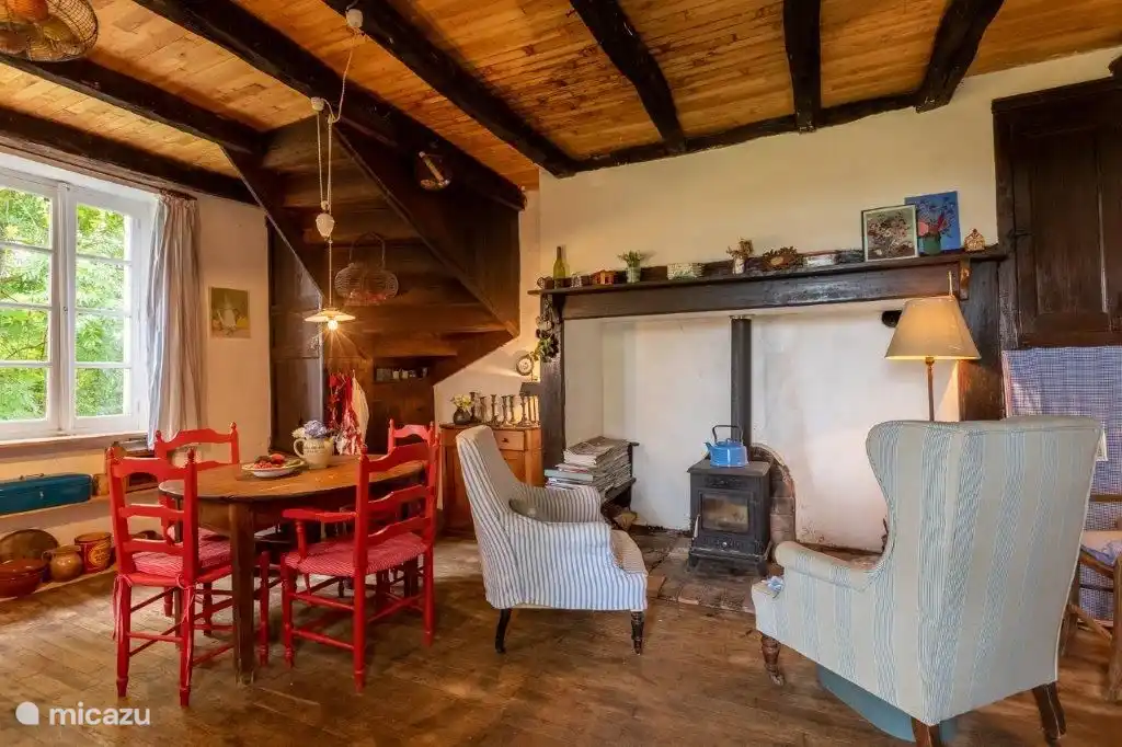 Eine Sitzecke am Holzofen